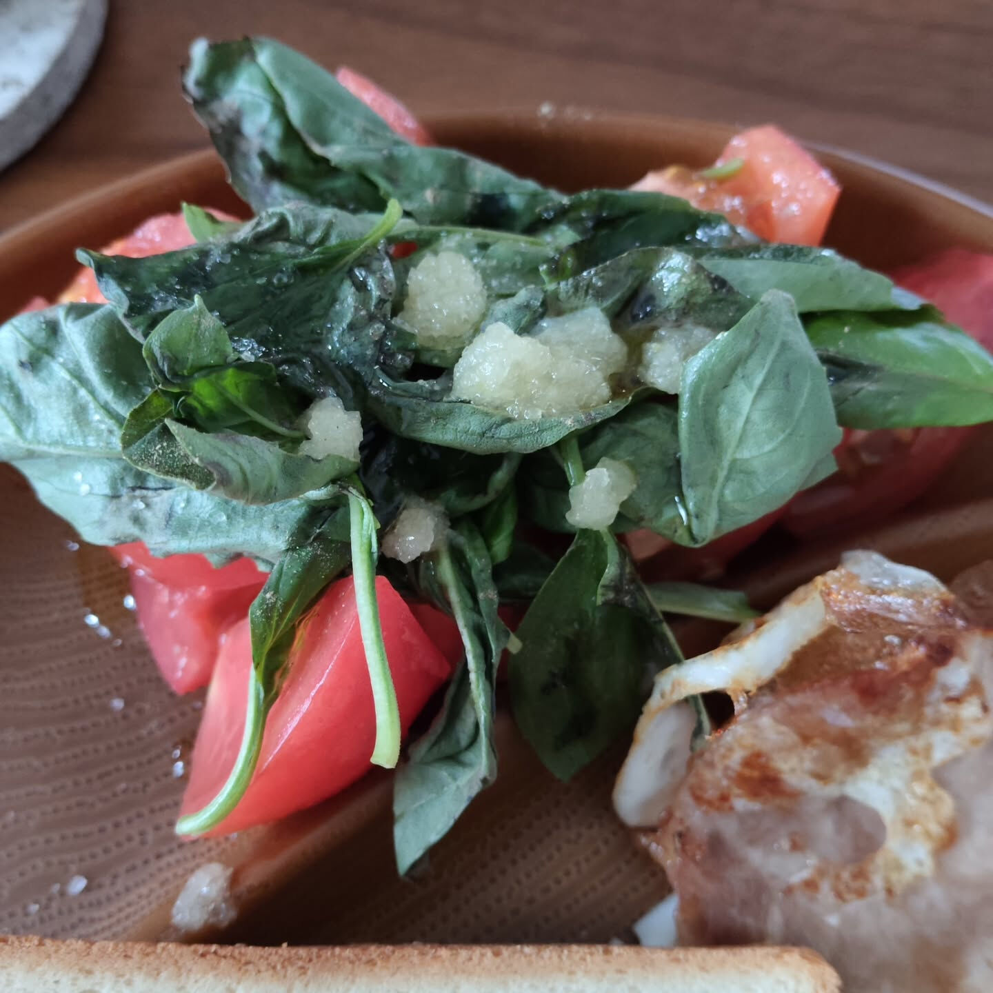 最近は自家野菜とパンと自家焙煎コーヒーのセット朝食が習慣のよ